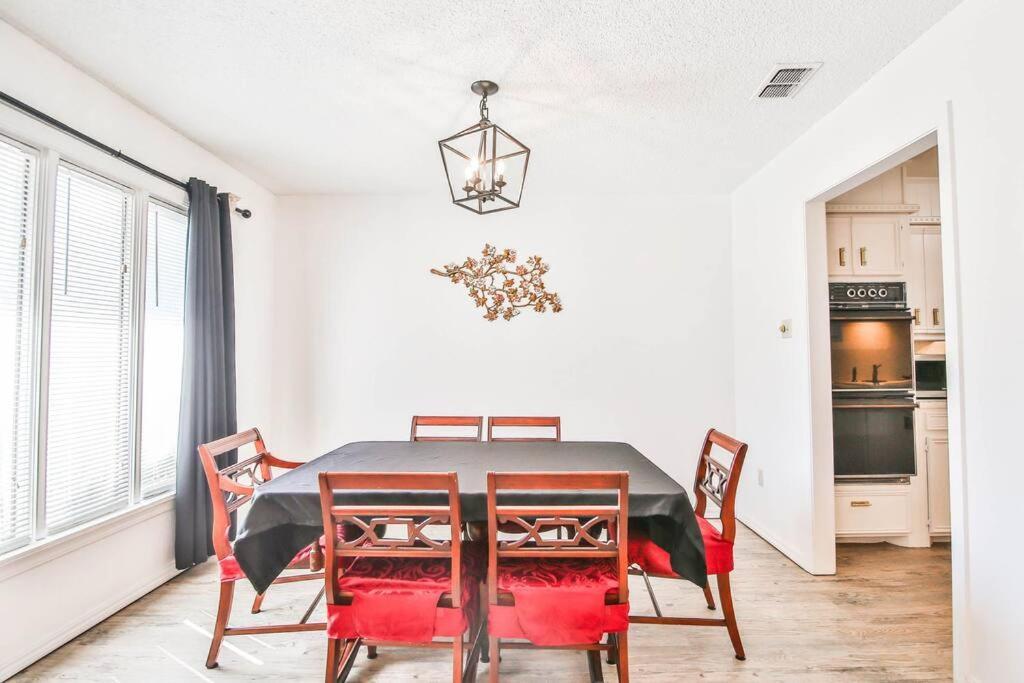Hot Tub, Privacy, Sleeps 11 & Tons Of Space! Lubbock Eksteriør bilde