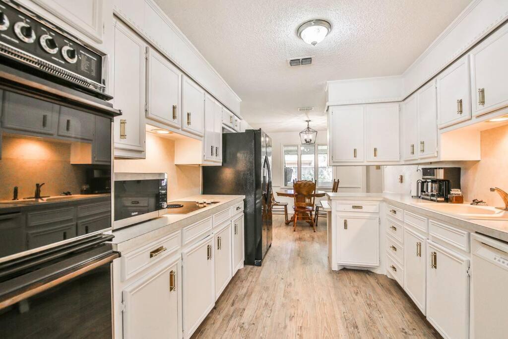 Hot Tub, Privacy, Sleeps 11 & Tons Of Space! Lubbock Eksteriør bilde