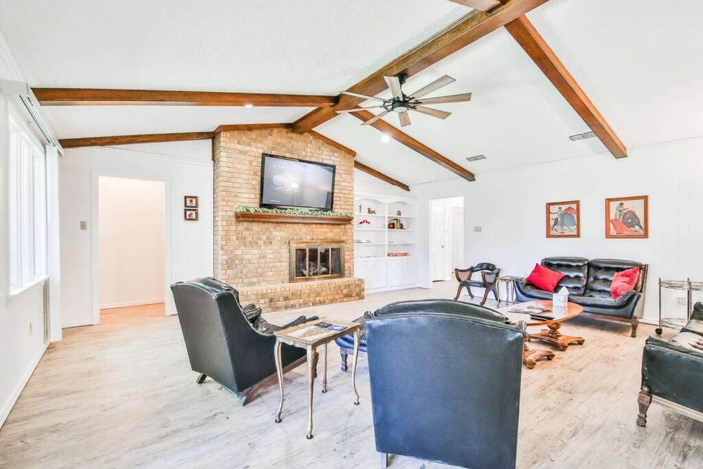 Hot Tub, Privacy, Sleeps 11 & Tons Of Space! Lubbock Eksteriør bilde