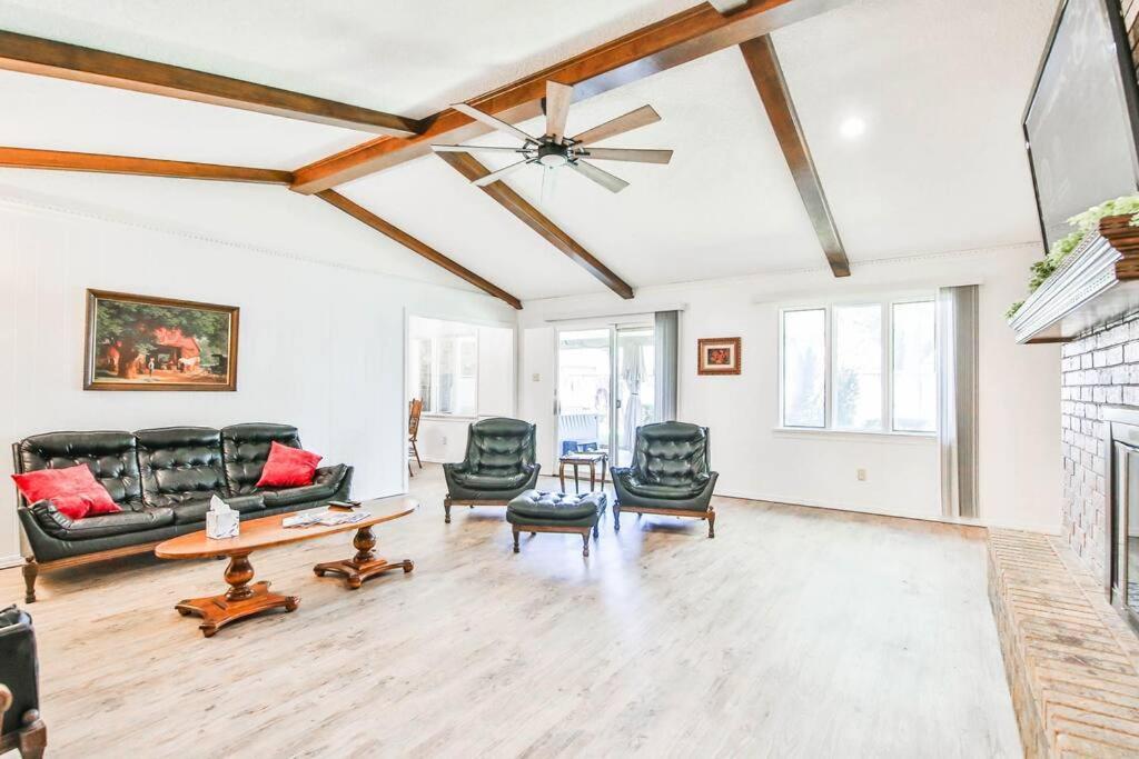 Hot Tub, Privacy, Sleeps 11 & Tons Of Space! Lubbock Eksteriør bilde