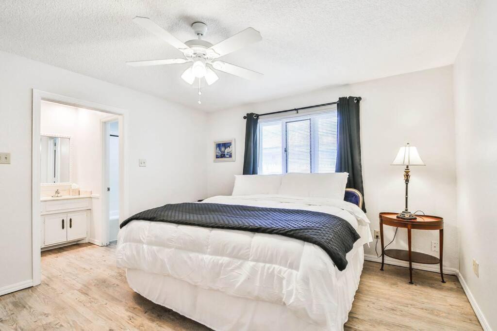 Hot Tub, Privacy, Sleeps 11 & Tons Of Space! Lubbock Eksteriør bilde