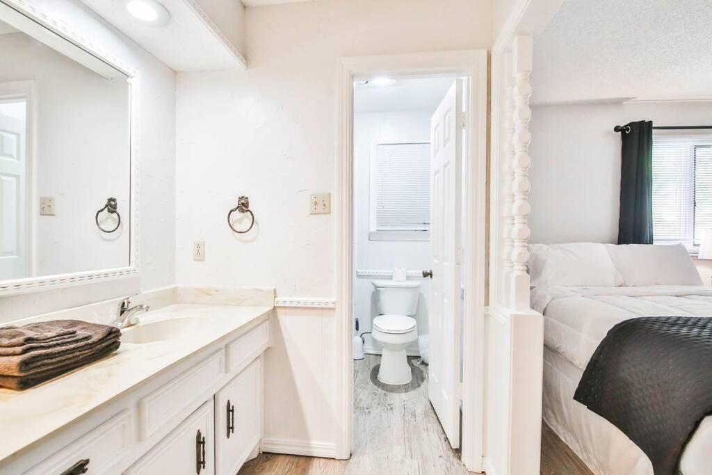 Hot Tub, Privacy, Sleeps 11 & Tons Of Space! Lubbock Eksteriør bilde