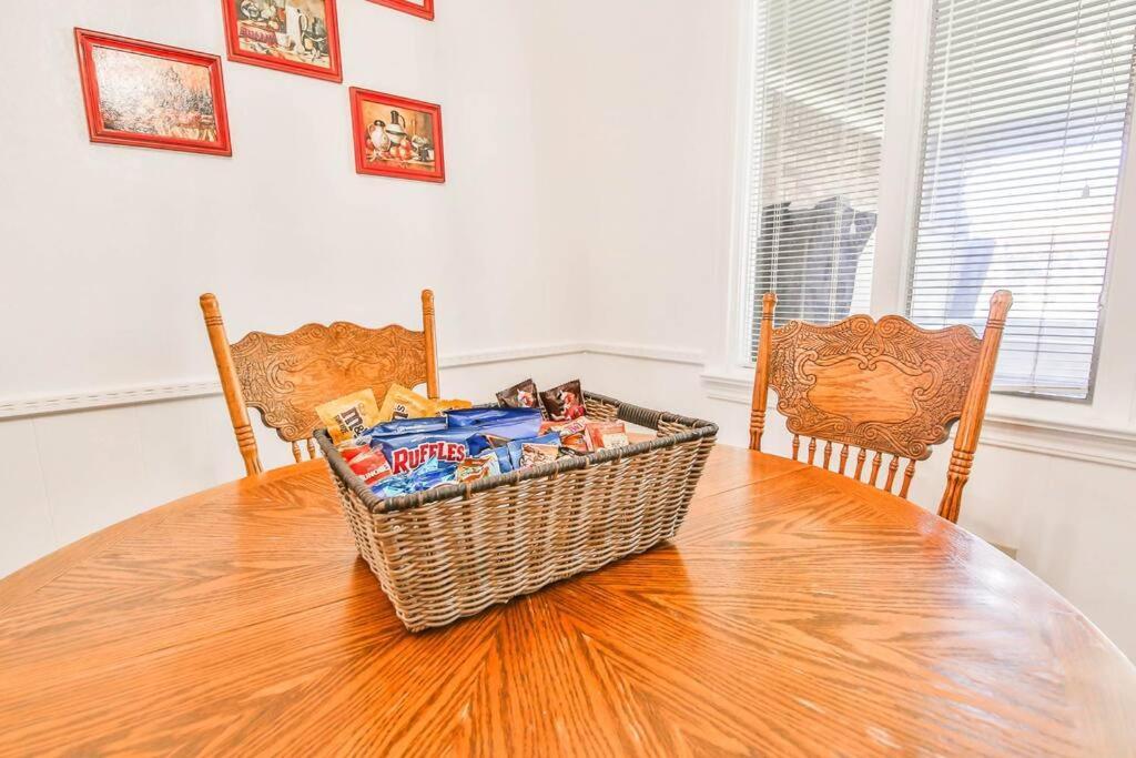 Hot Tub, Privacy, Sleeps 11 & Tons Of Space! Lubbock Eksteriør bilde
