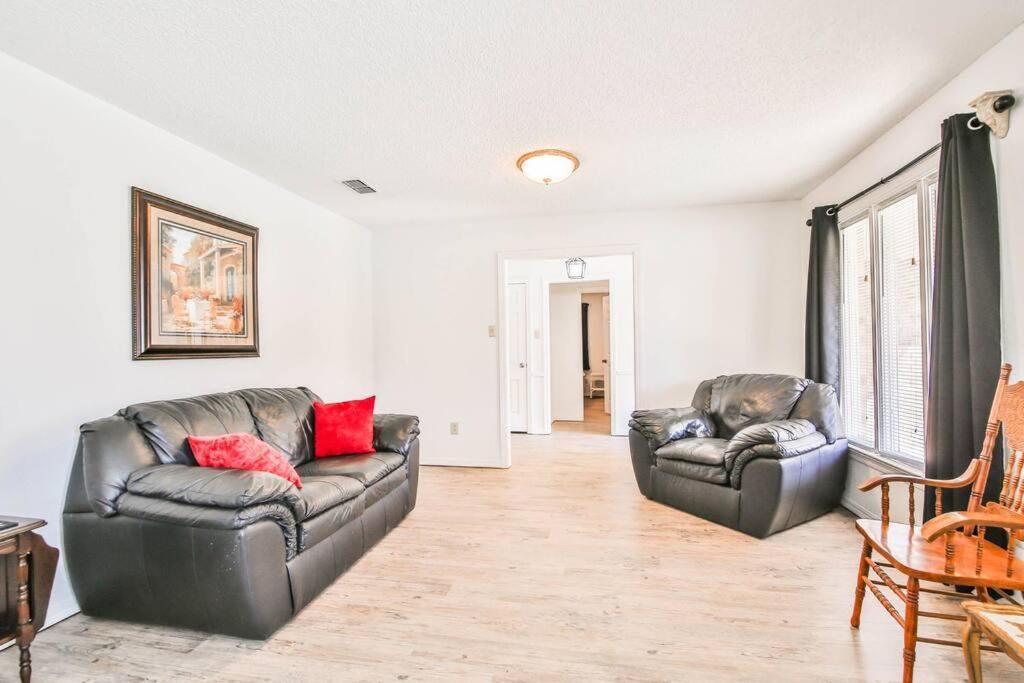 Hot Tub, Privacy, Sleeps 11 & Tons Of Space! Lubbock Eksteriør bilde