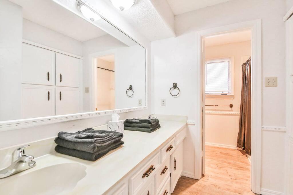 Hot Tub, Privacy, Sleeps 11 & Tons Of Space! Lubbock Eksteriør bilde