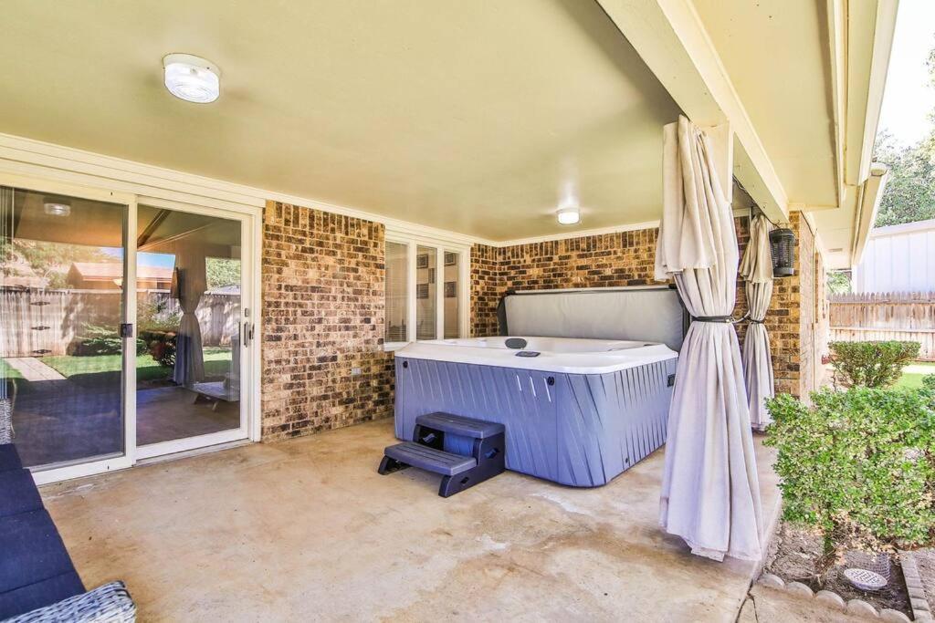 Hot Tub, Privacy, Sleeps 11 & Tons Of Space! Lubbock Eksteriør bilde