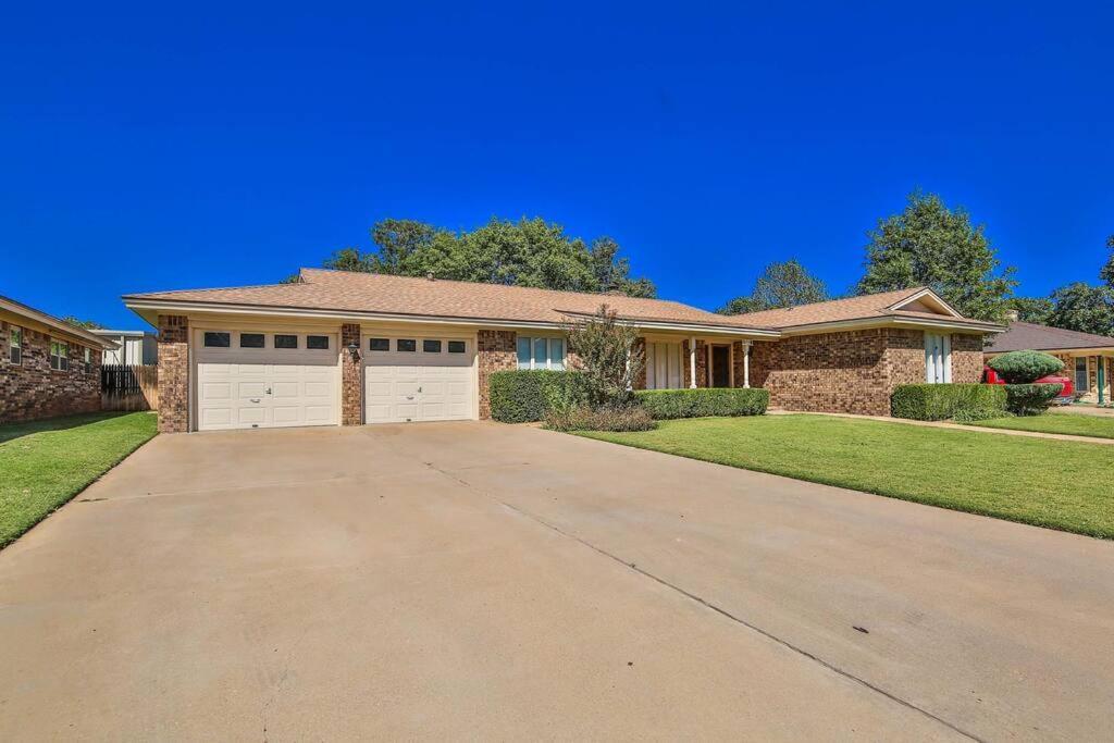 Hot Tub, Privacy, Sleeps 11 & Tons Of Space! Lubbock Eksteriør bilde